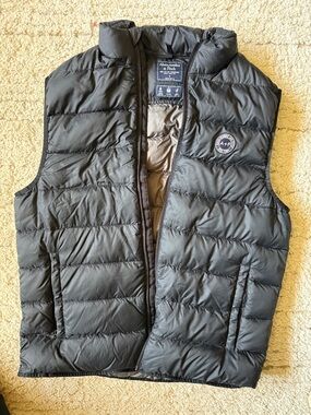 Abercrombie & Fitch Black Puffer Vest size Small